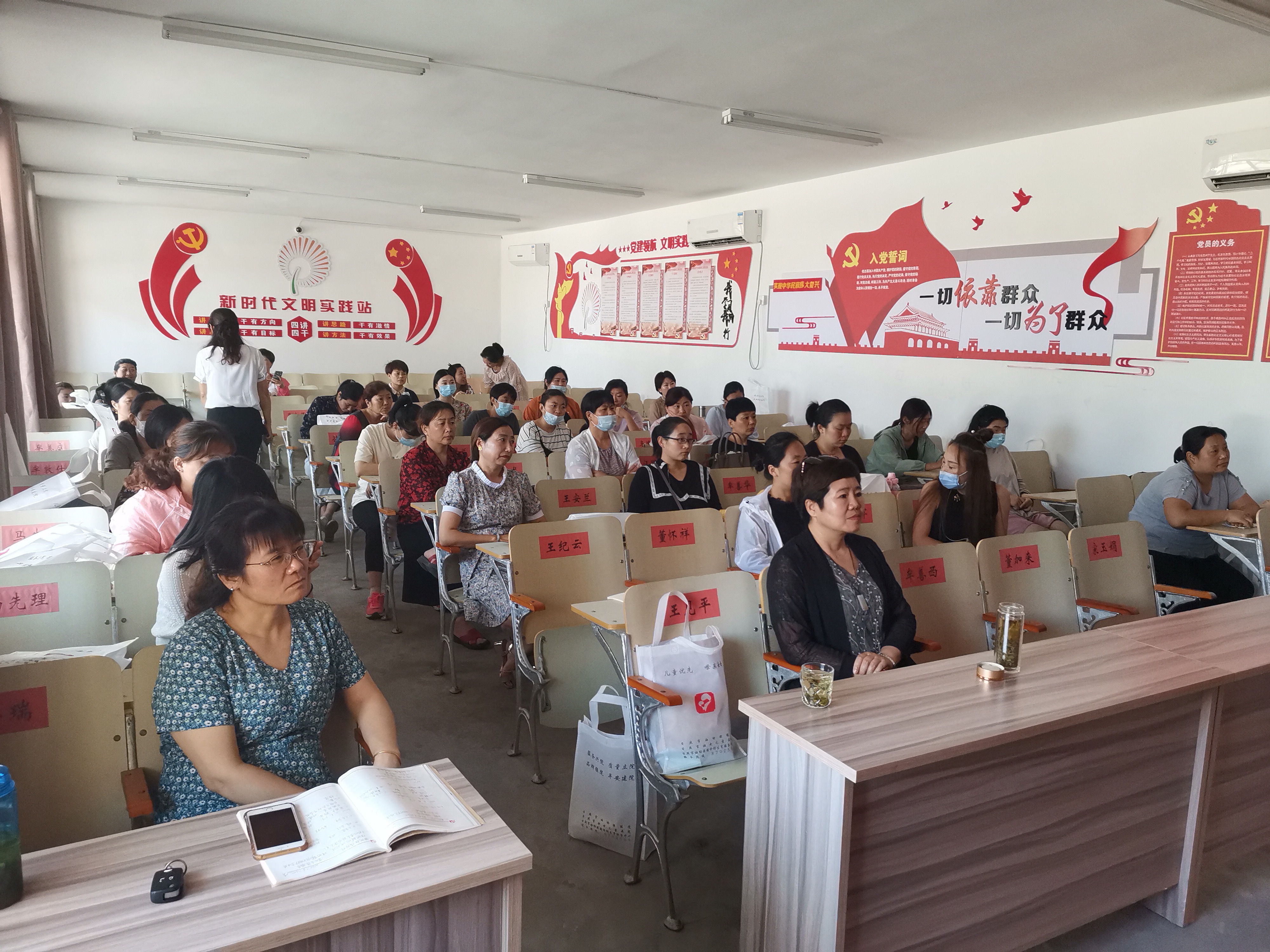 日照市妇幼保健院党员志愿者服务队到奎山街道平台社区开展主题党日活动(图1)