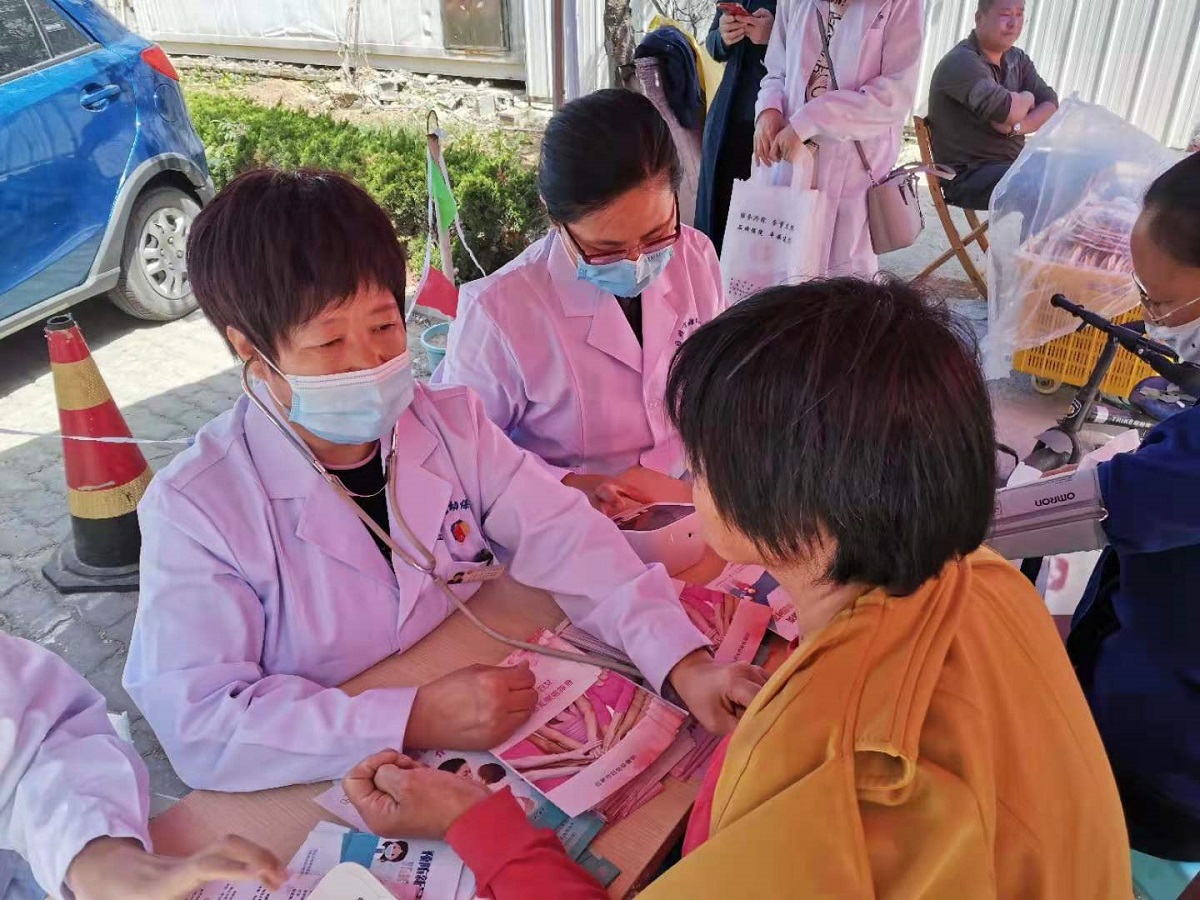 市妇幼保健院“学党史 办实事”党员志愿服务活动走进乡村集市、走进学校(图1)