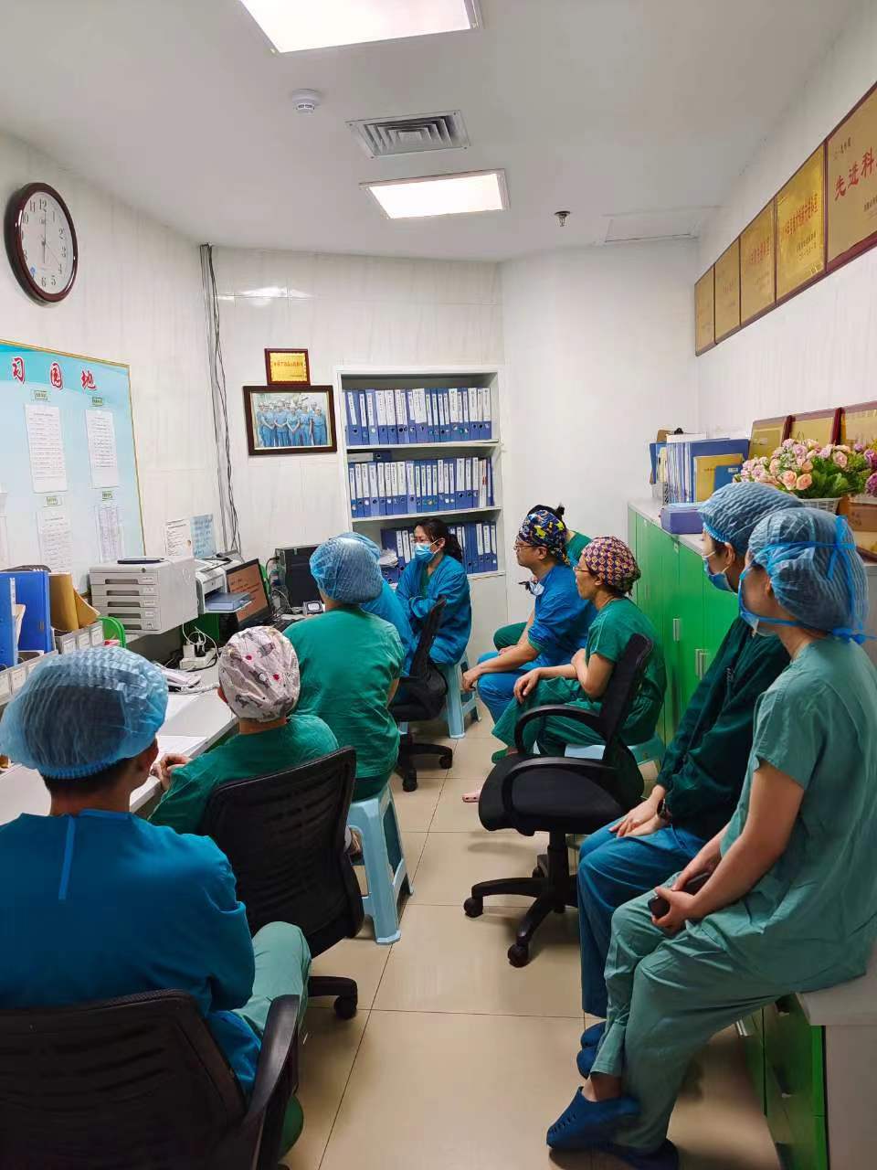 市妇保院临床党支部组织观看灯塔大课堂(图1)