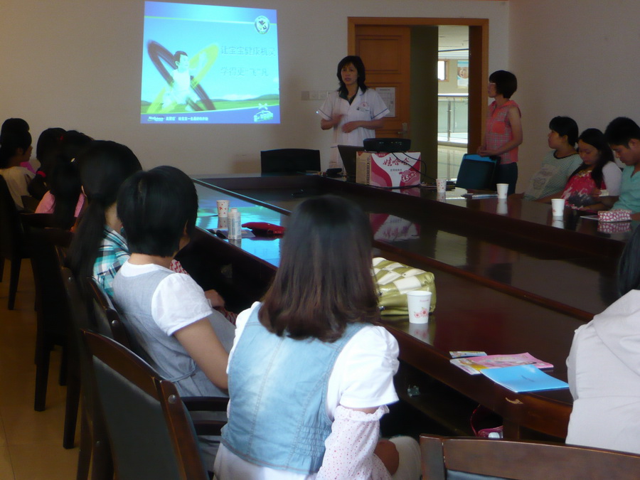 “母乳喂养-倾听、诉说、分享”(图1)