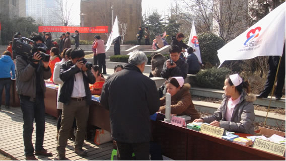 2013年“三•八”节义诊活动(图3)