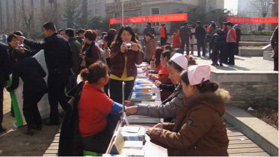 2013年“三•八”节义诊活动(图1)