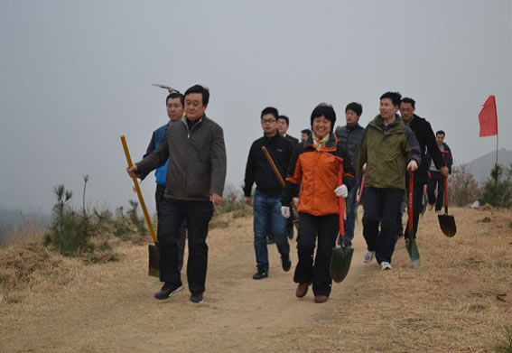 多一片绿叶 多一份温馨——我院职工积极参加植树活动(图1)