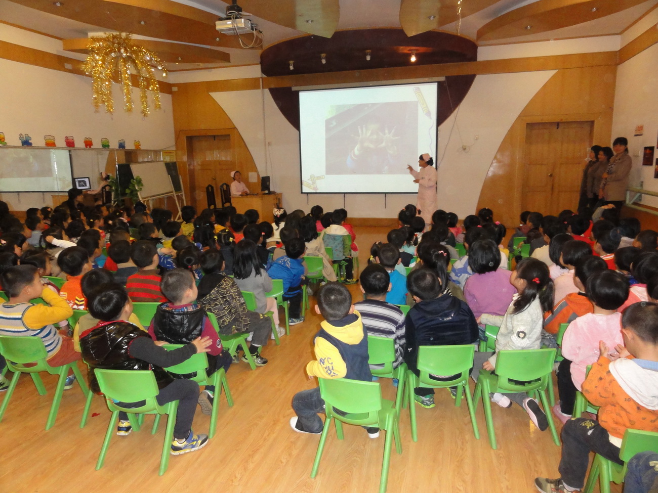 一双小小手 关心你我他(图1)