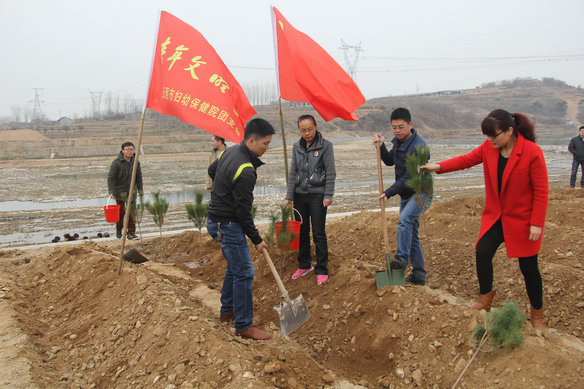 日照市妇幼保健院团支部积极参与2015年万人春季植树活动(图1)