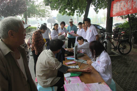 市妇幼保健院在职党员进社区为居民群众送健康(图1)