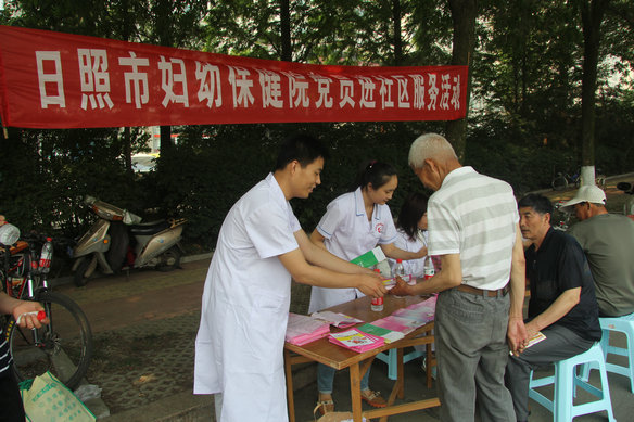 市妇幼保健院在职党员进社区为居民群众送健康(图2)