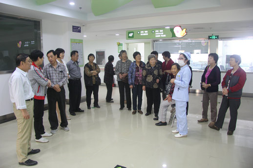日照市妇幼保健院重阳节组织离退休老干部参观病房大楼 感受新变化(图1)