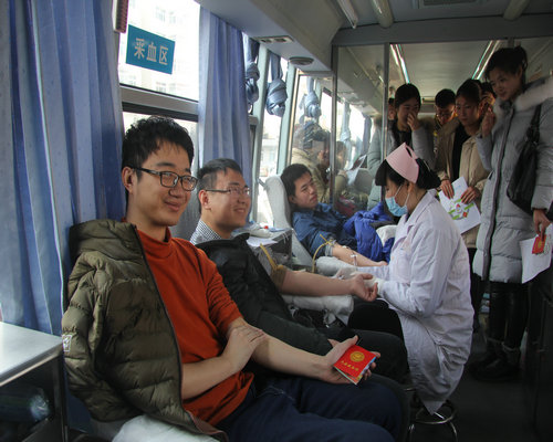 市妇幼保健院职工春节前踊跃献血奉献爱心(图2)