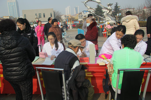 市妇幼保健院走进林海社区协助市妇联开展“三八”维权周宣传义诊活动(图2)