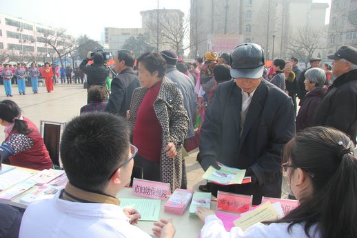 市妇幼保健院走进林海社区协助市妇联开展“三八”维权周宣传义诊活动(图1)