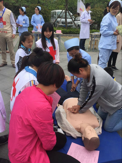 日照市妇幼保健院走进市图书馆广场开展“心肺复苏技能培训”公益活动(图3)