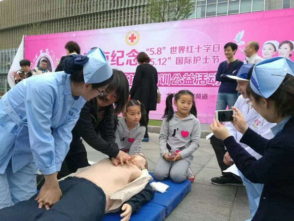 日照市妇幼保健院走进市图书馆广场开展“心肺复苏技能培训”公益活动(图1)