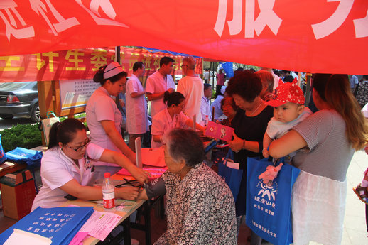 日照市妇幼保健计划生育服务中心党总支在职党员进社区为基层送健康(图2)