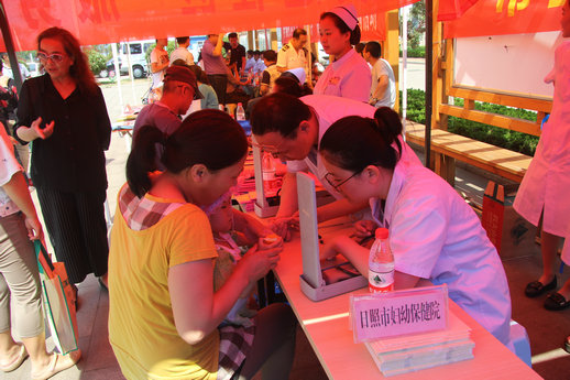 日照市妇幼保健计划生育服务中心党总支在职党员进社区为基层送健康(图4)