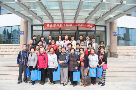 日照市妇幼保健院重阳节组织离退休老干部回院团聚 感受新变化(图1)