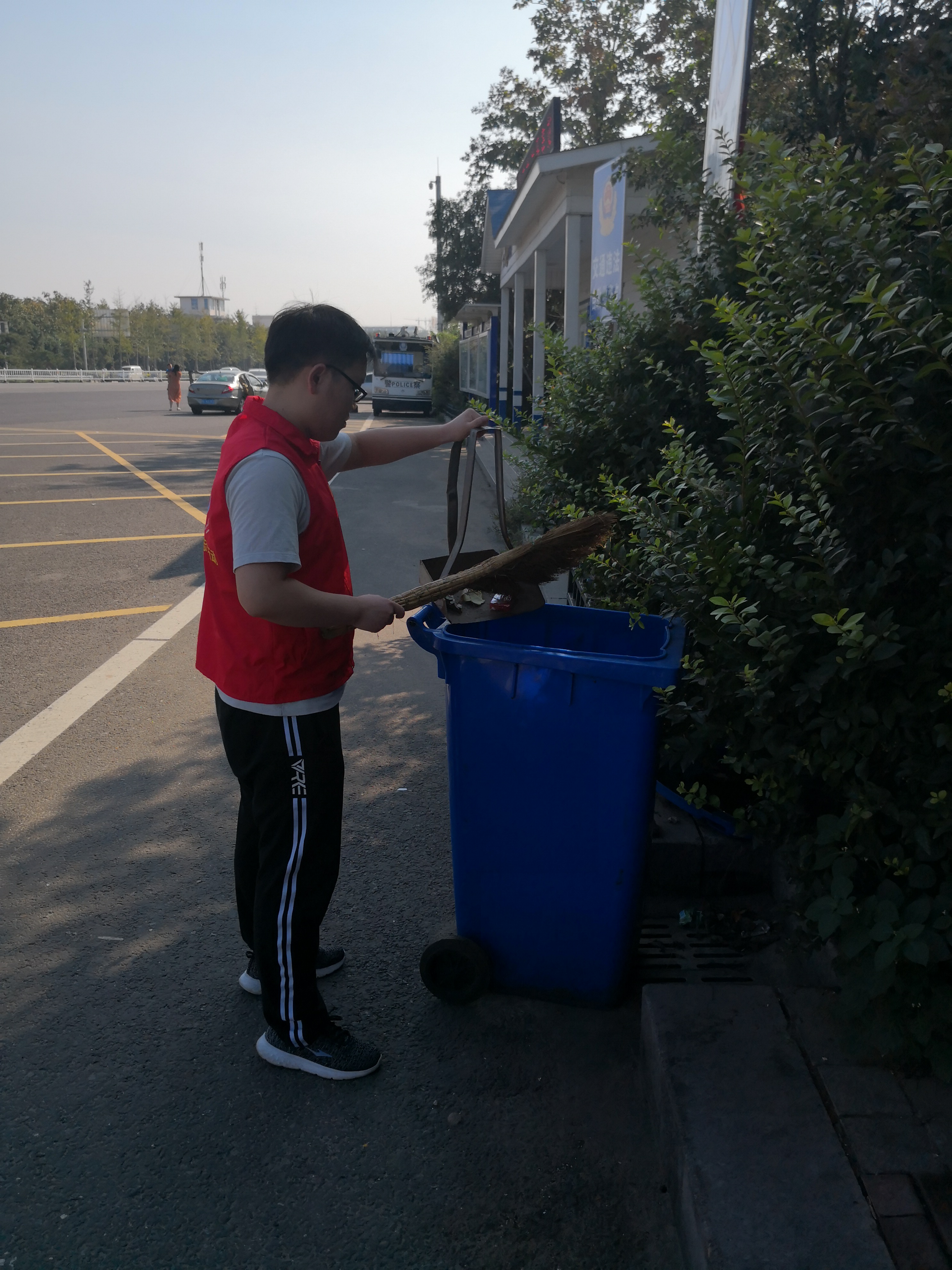 这一抹“志愿红”，让高速公路更靓丽 ——日照市妇幼保健院志愿者服务队助力“碧海行动”(图3)