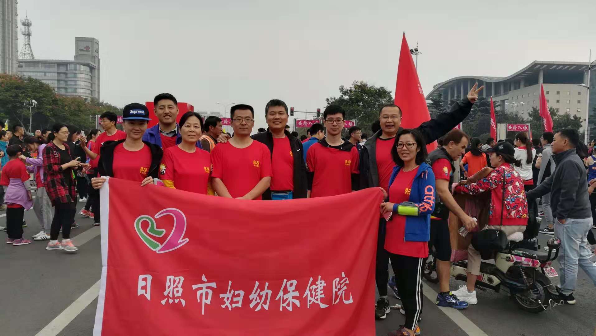 健康长跑—日照市妇幼保健院参加2018日照国际马拉松比赛(图1)