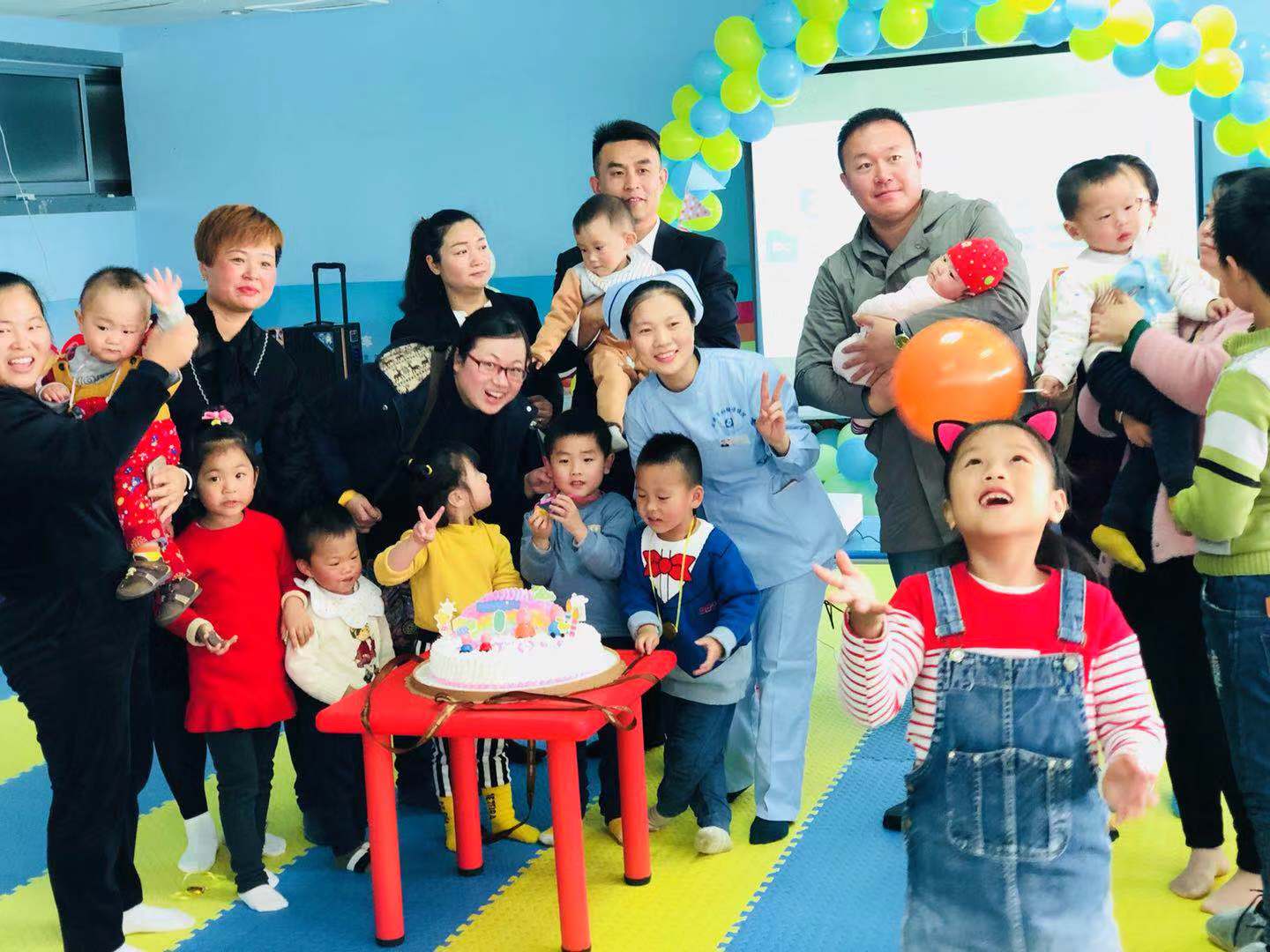 呵护早到的天使！日照市妇幼保健院开展“世界早产儿日”主题活动(图2)