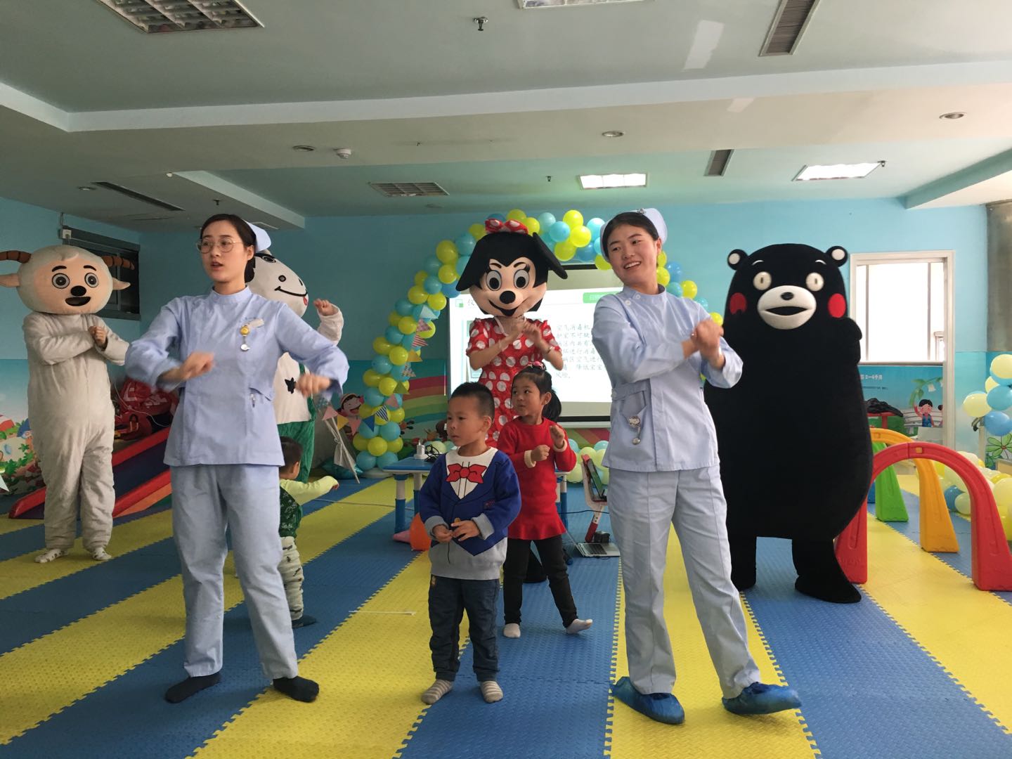 呵护早到的天使！日照市妇幼保健院开展“世界早产儿日”主题活动(图1)