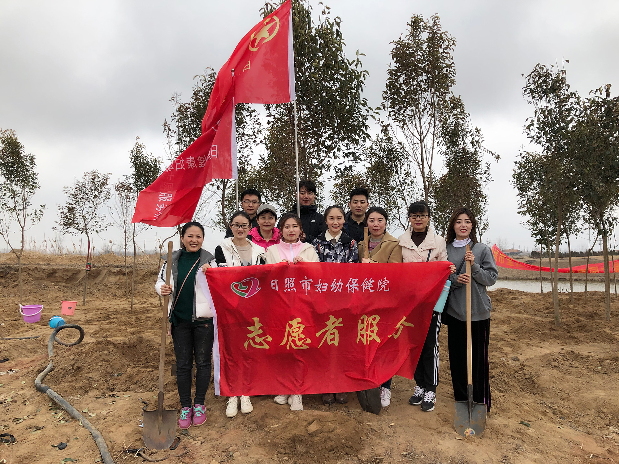 日照市妇幼保健院组织开展植树活动(图1)