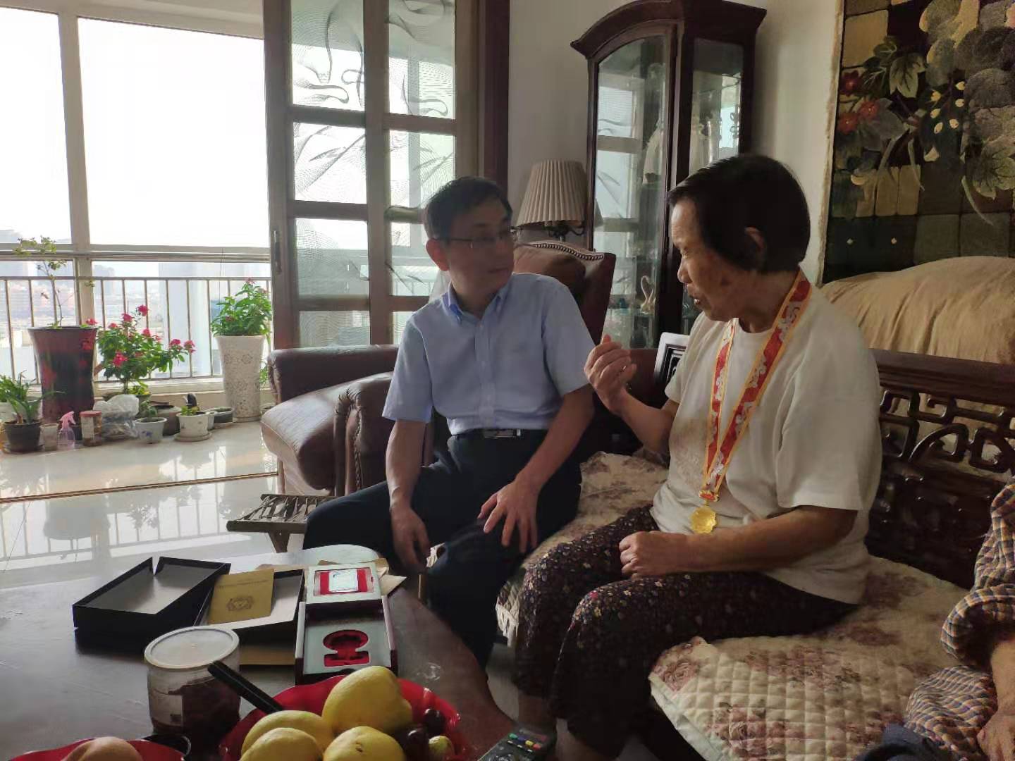 走访慰问离休干部，发放建国70周年纪念章(图1)